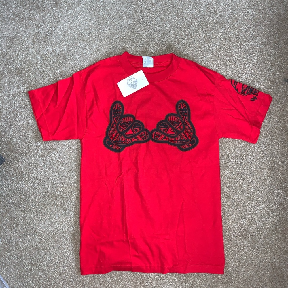 BNWT HiDemand Adult Small Shirt